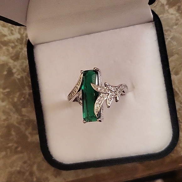 Emerald  925 Sterling SILVER Ring. - Picture 3 of 6